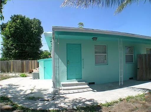 DUPLEX — Photo 2