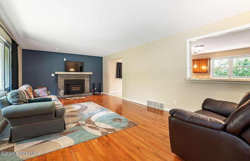 5th image of 1089 Gordon Road