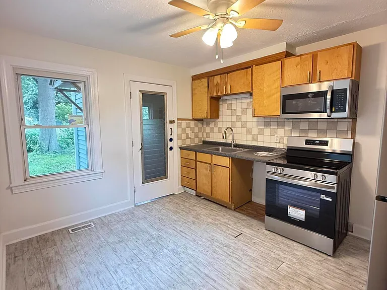1105 Beecher St — Photo 5