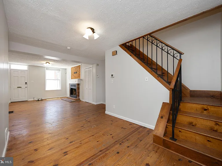 206 E Cross St — Photo 8