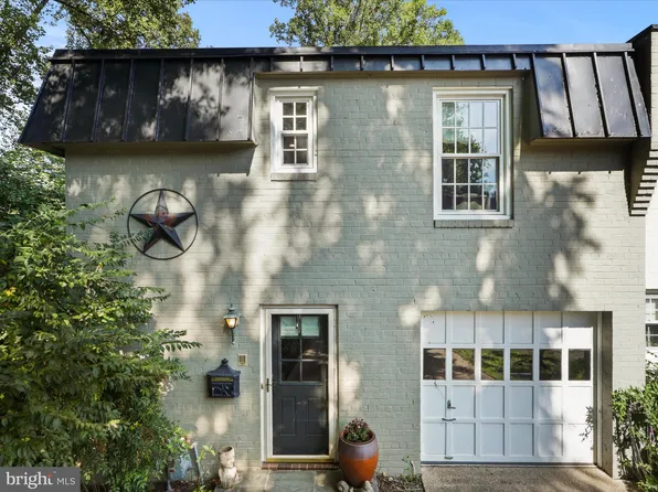 212 Garden Ct, Falls Church, VA 22046