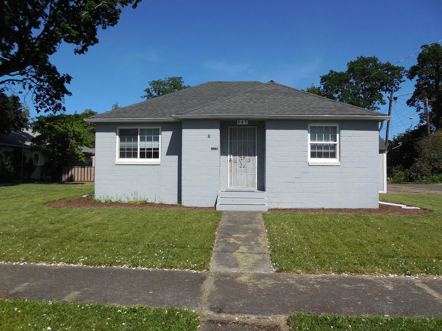 645 Pine St SE photo 1