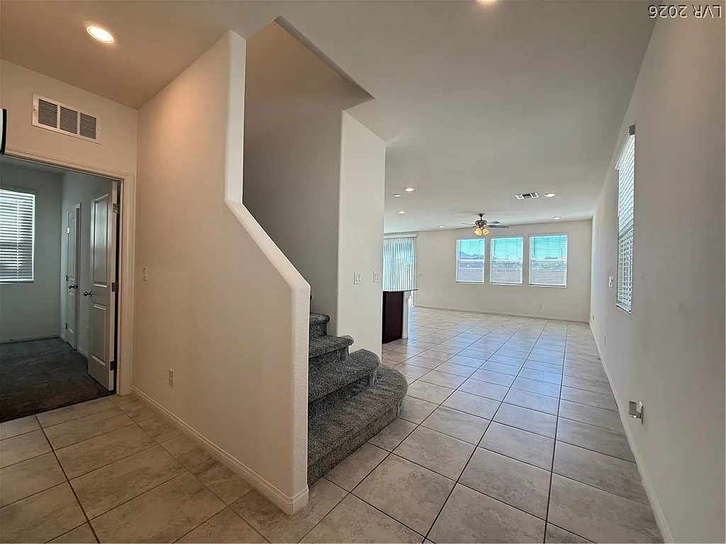 5 bed, 4.0 bath, 2469 sqft, $2,350 — Photo 2