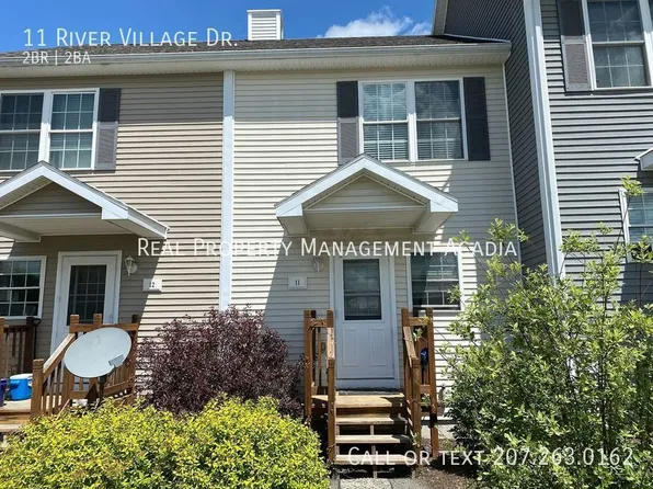 11 River Village Dr, Milford, ME 04461