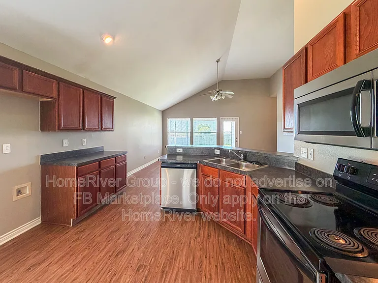 313 Charleston Dr — Photo 7