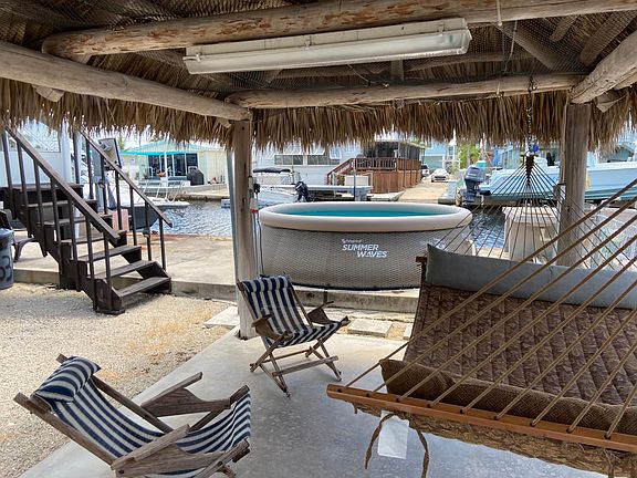 Tiki, hammock and bbq for your relaxation