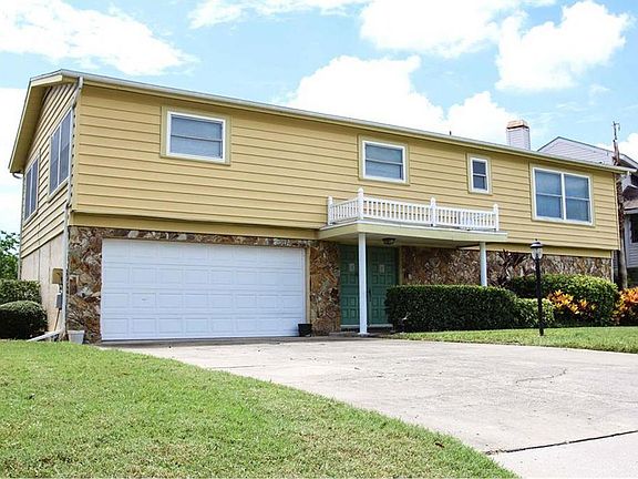 2nd image of 112 Carlyle Cir