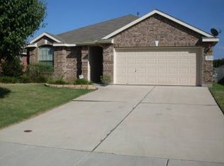 2 Grand Oaks Dr, Grand Prairie, TX 75051