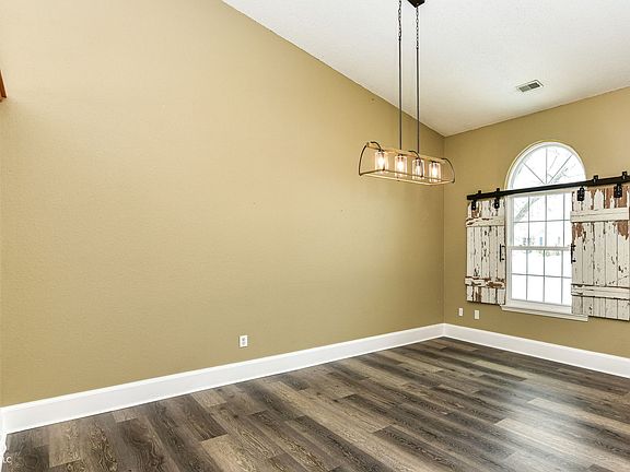 4th image of 19304 Fox Chase Dr