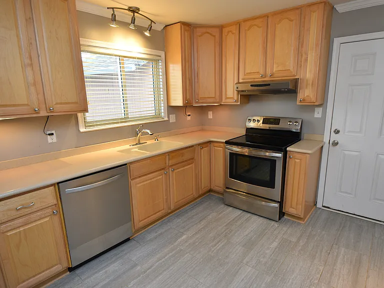 504 S Kings Point Rd — Photo 6