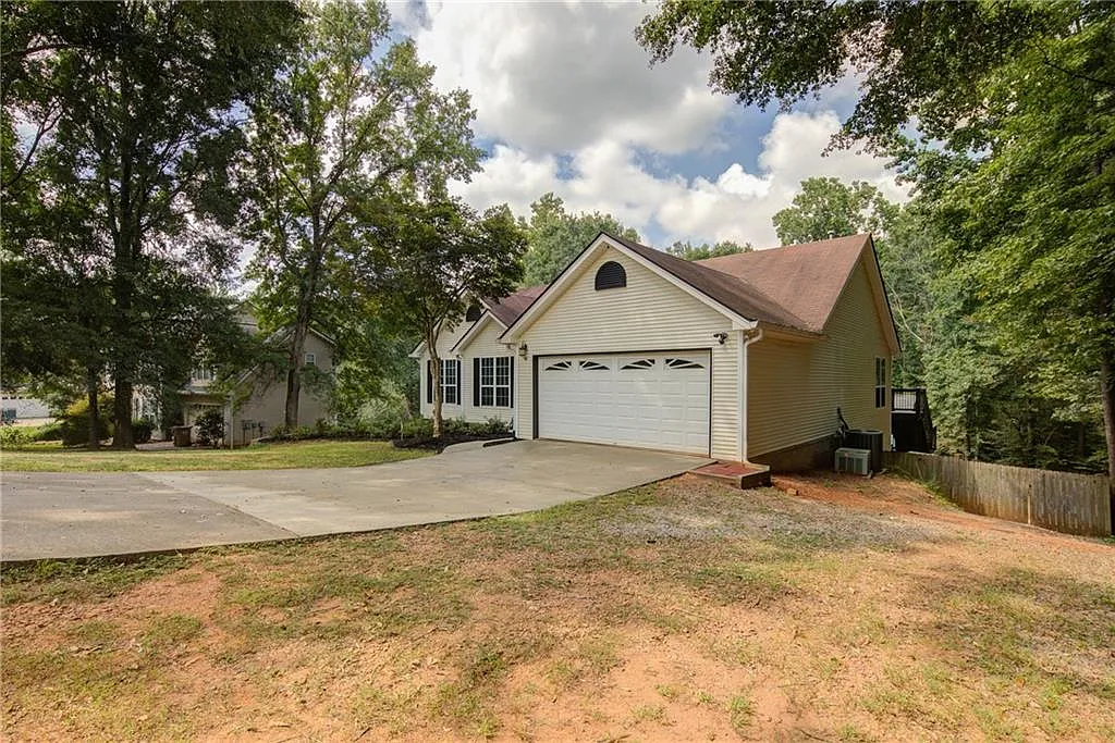 3 bed, 2.0 bath, 2414 sqft, $2,990 — Photo 3