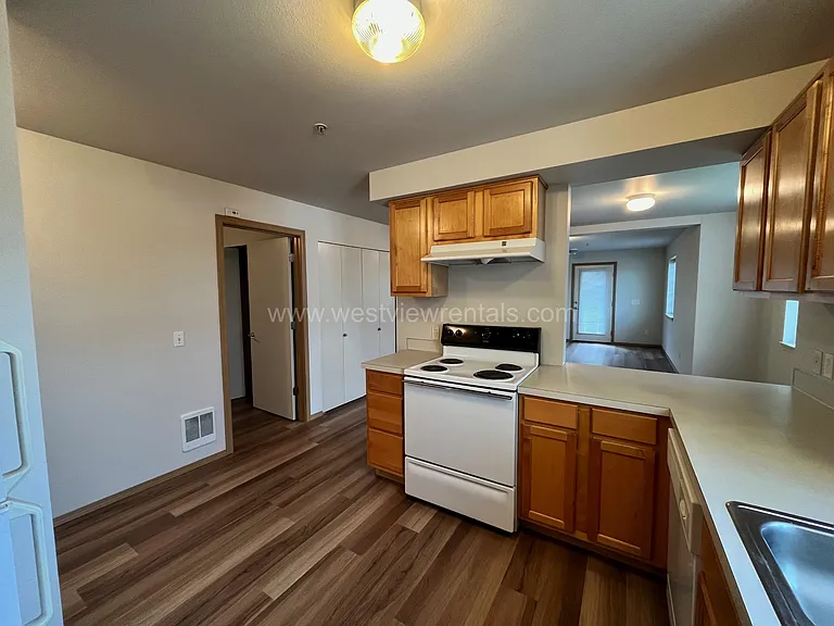 135-139 Prince Ave — Photo 365