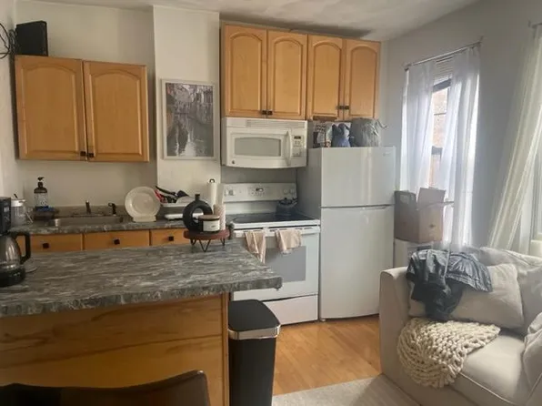 9 Charter St APT 3, Boston, MA 02113