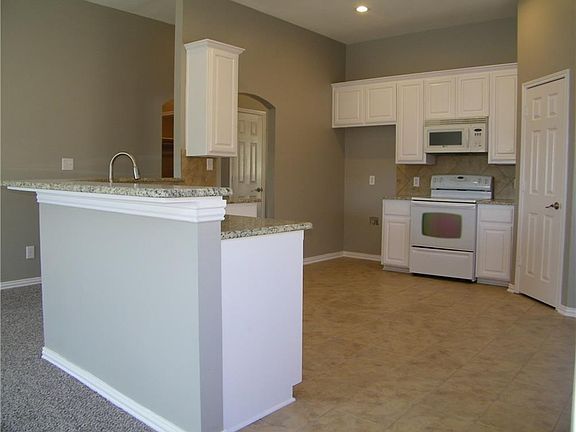3rd image of 704 Chateau Ct