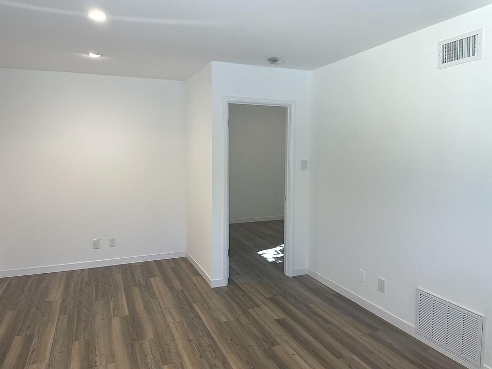 1st image of 1140 Elm Dr #1