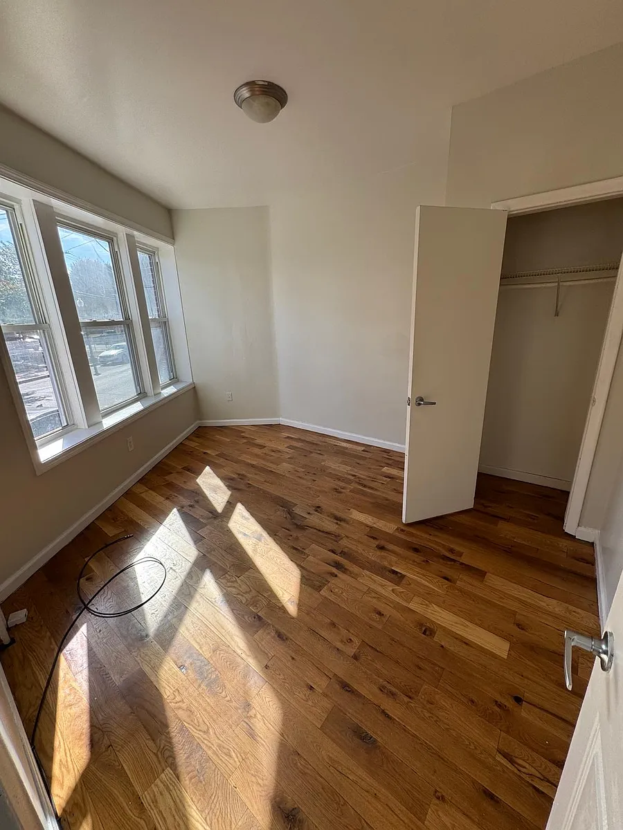 Building Photo - 1873 Stratford Ave #11