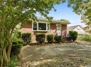 12 Devon St, Malverne, NY 11565