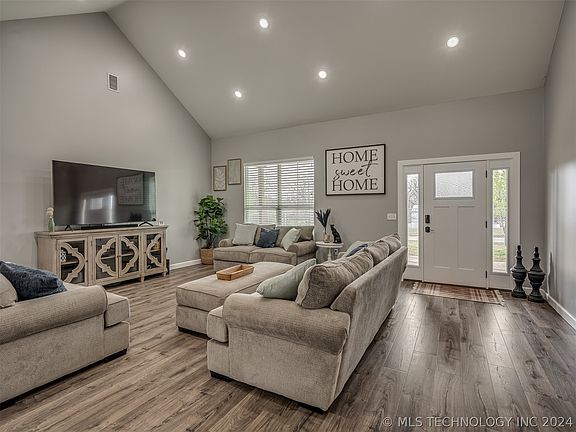 5th image of 972 Creek Dr