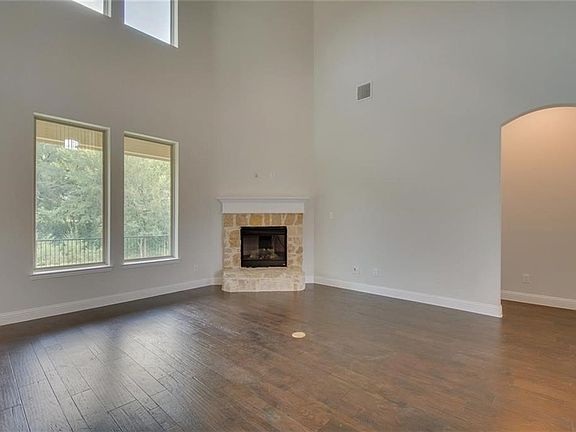 4th image of 609 Elm Creek Cir