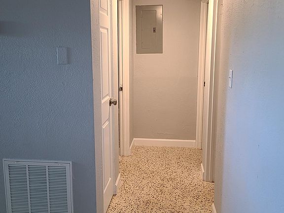 5th image of 14 Jackson Ct
