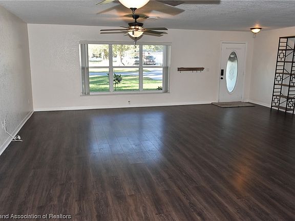 4th image of 225 Blossom Dr