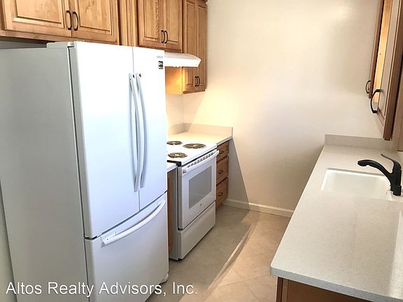 5th image of 682 Grand Coulee Ave APT 1