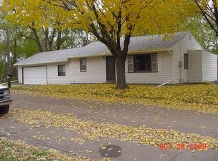927 N 4th St, Estherville, IA 51334