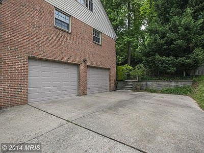 Oversized 2-Car Garage and Driveway that can Accommodate Up to Six Cars