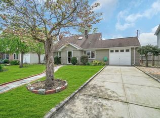 30 Book Ln, Levittown, NY 11756