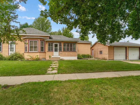 322 6th St SW, Waverly, IA 50677