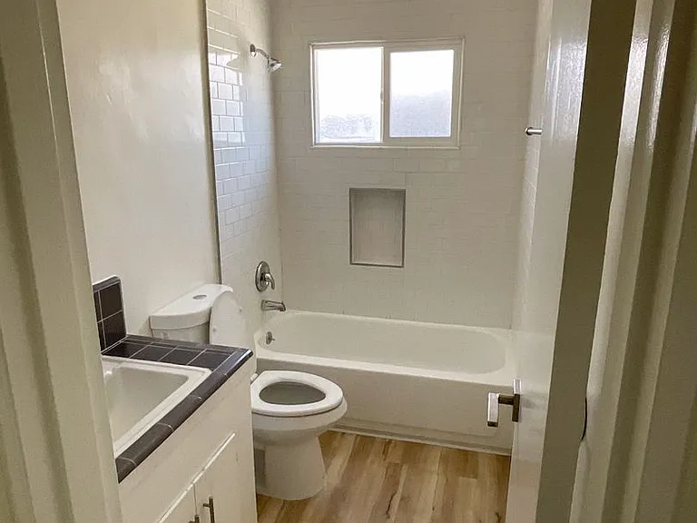 3942 Stevely Ave — Photo 13