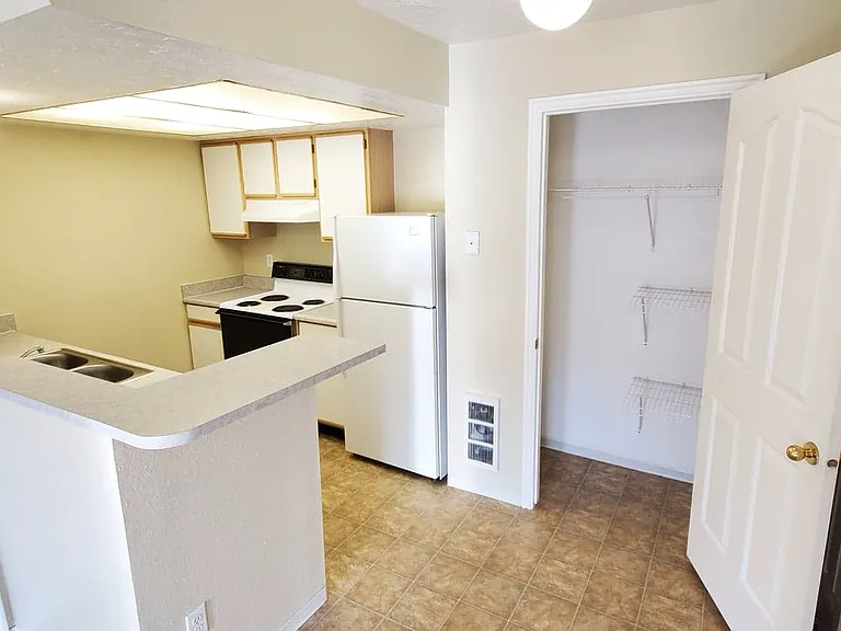 Parkwood Pointe Apartments — Photo 32
