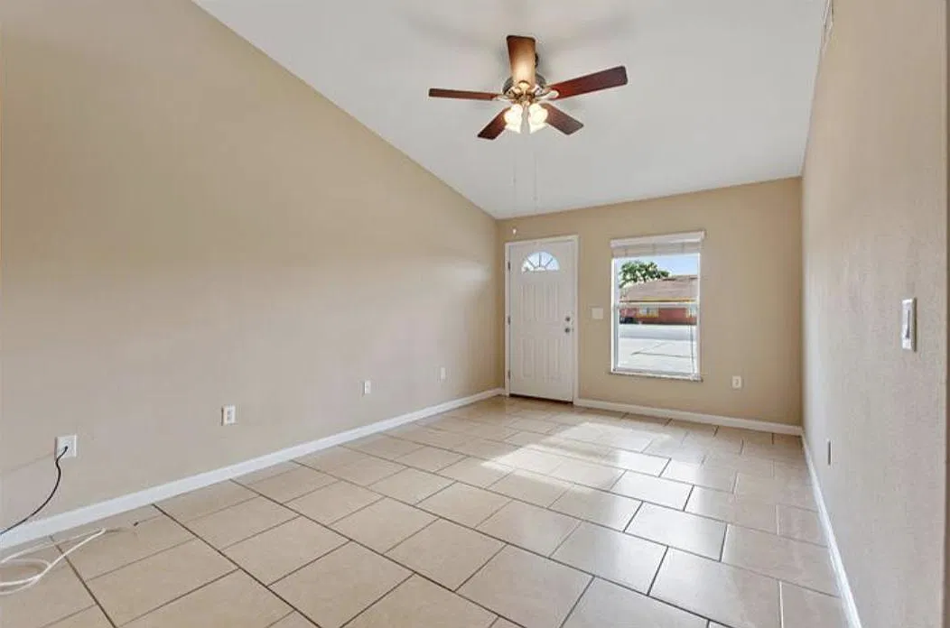 2 bed, 900 sqft, $1,300 — Photo 2