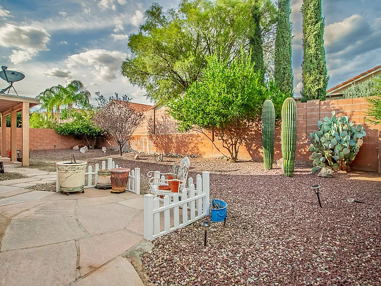 685 W Placita Vega Vis — Photo 38