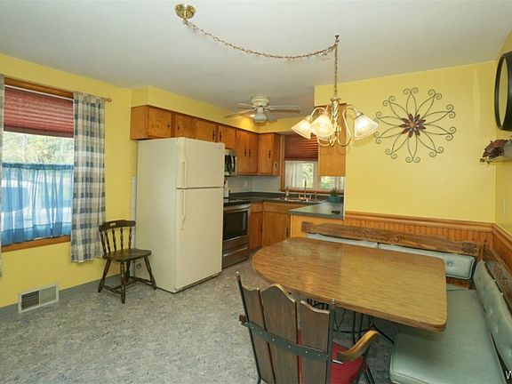 3rd image of 211 Iroquois Ave