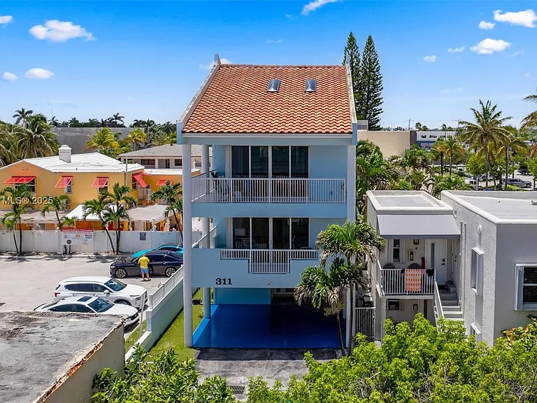 311 N Surf Rd — Photo 6