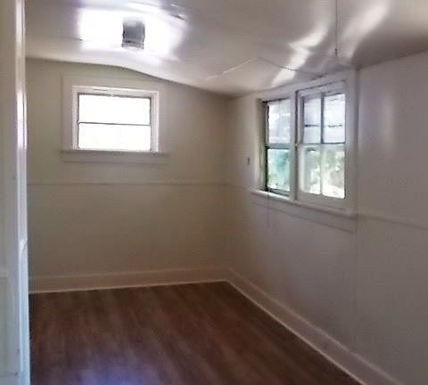 4th image of 906 E 9th St
