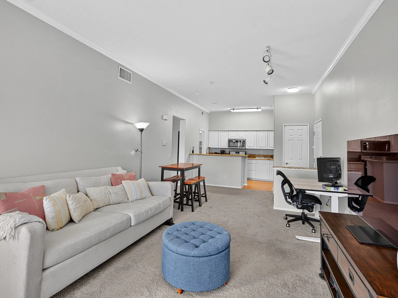 1 bed, 855 sqft, $2,700 — Photo 4