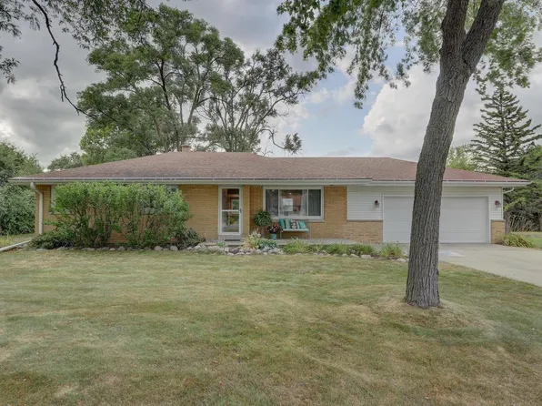 15728 W Robin ROAD, New Berlin, WI 53151