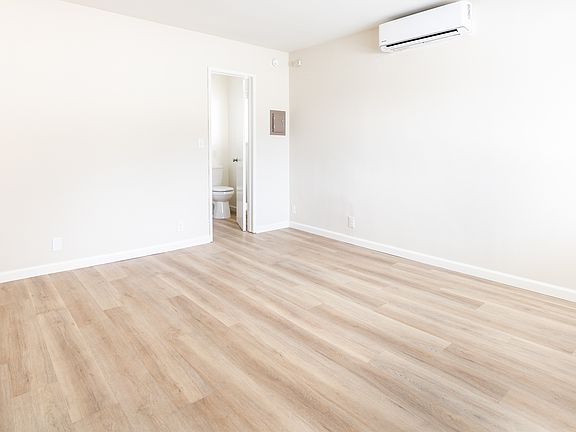 4th image of 5926 Woodman Ave #10