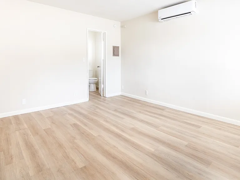 5926 Woodman Ave #10 — Photo 4