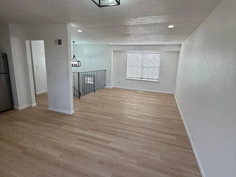 12518 S Locust St — Photo 4
