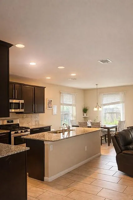 4 bed, 2.5 bath, 2878 sqft, $3,000 — Photo 4