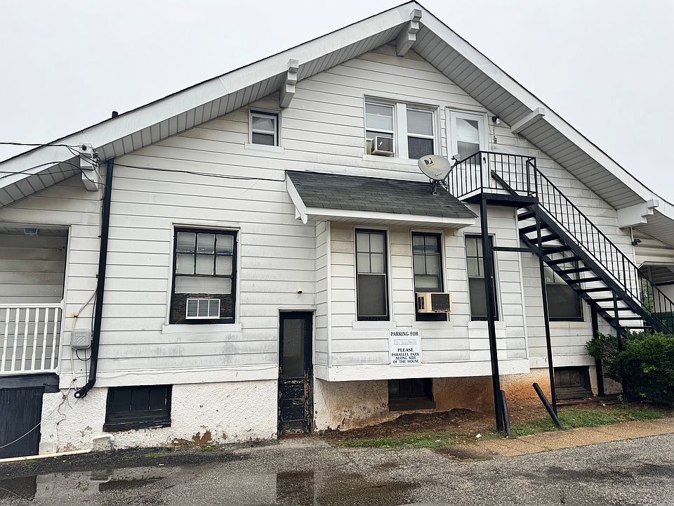 Side Entrance to Basement with Storage/Laundry Access. The far left of the photo is where the porch and main entrance for unit 1B are located.