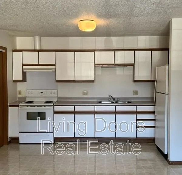 607 S Washington St #8 — Photo 1