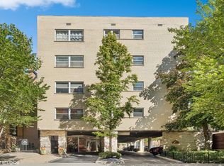 530 W Barry Ave APT 2G, Chicago, IL 60657