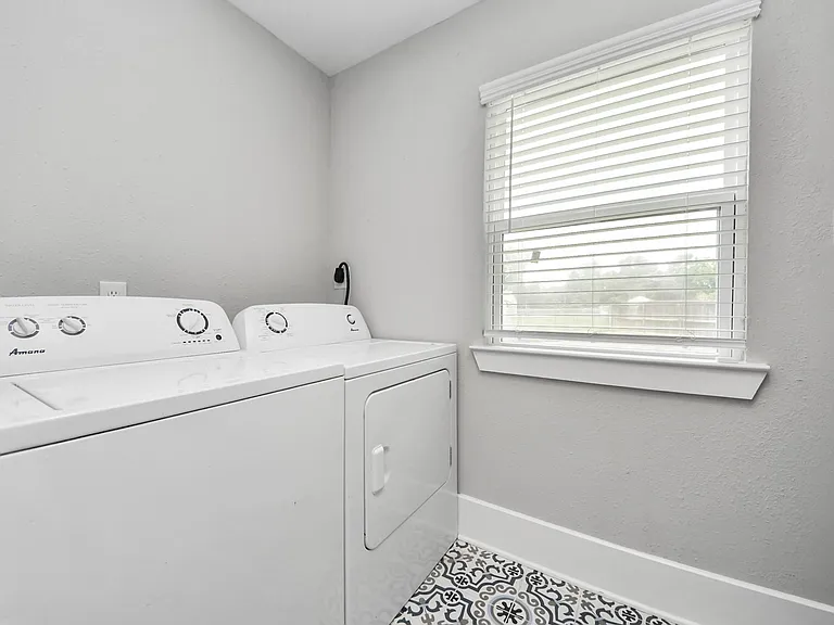 7003 Darien St — Photo 36
