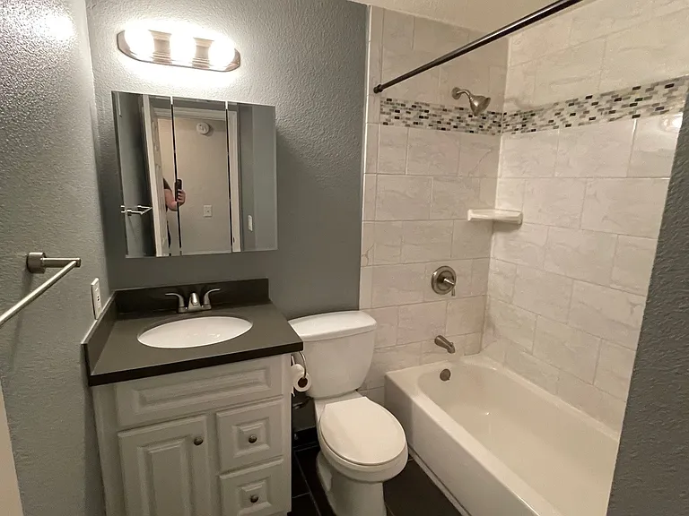 Emerald Park Apartments — Photo 16
