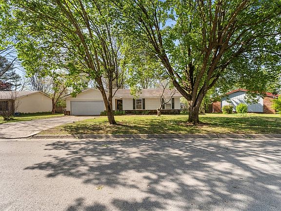 3rd image of 2857 W Meadowlark Dr