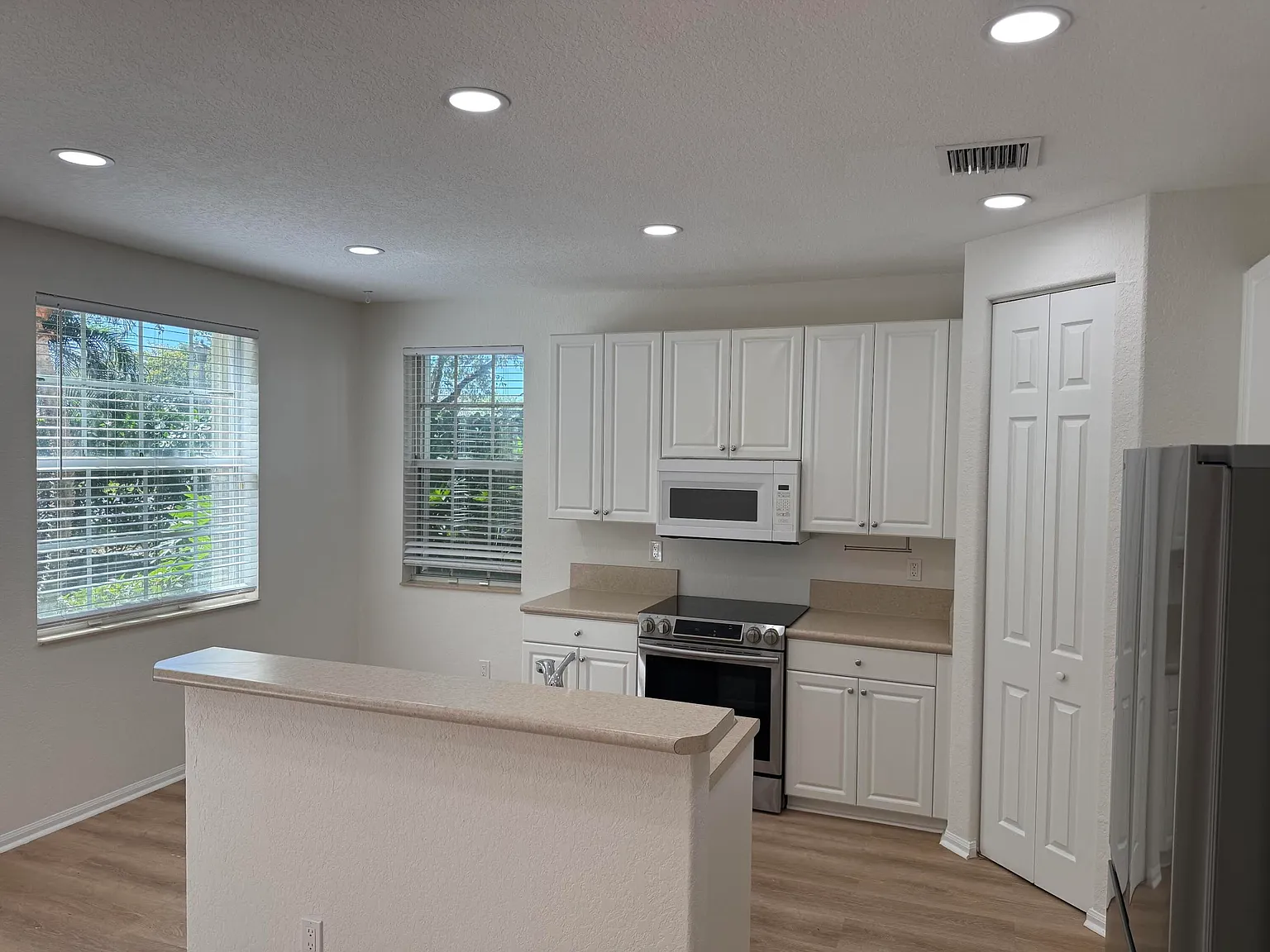 4 bed, 3.5 bath, 1951 sqft, $3,700 — Photo 3